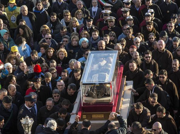 Di corpi, di santi e di preghiere