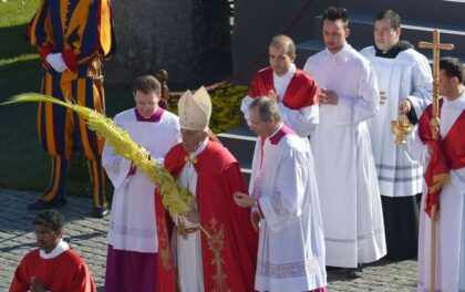 Papa Francesco e l'inerme onnipotenza di Dio