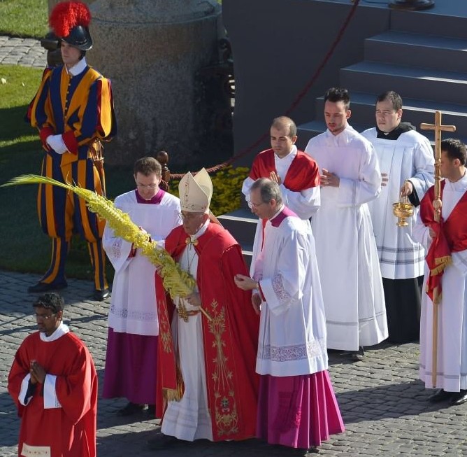 Papa Francesco e l'inerme onnipotenza di Dio