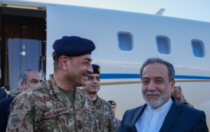 Il capo di Stato Maggiore pakistano Asim Munir e il ministro degli Esteri dell'Iran Abbas Aragchi