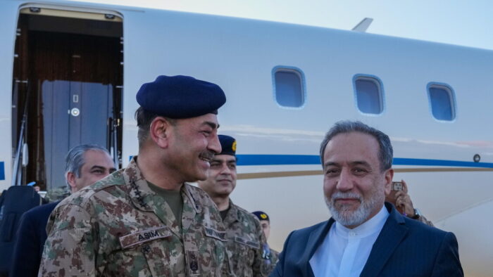 Il capo di Stato Maggiore pakistano Asim Munir e il ministro degli Esteri dell'Iran Abbas Aragchi