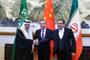 I ministri degli esteri di Arabia Saudita, Cina e Iran dopo la firma degli accordi
