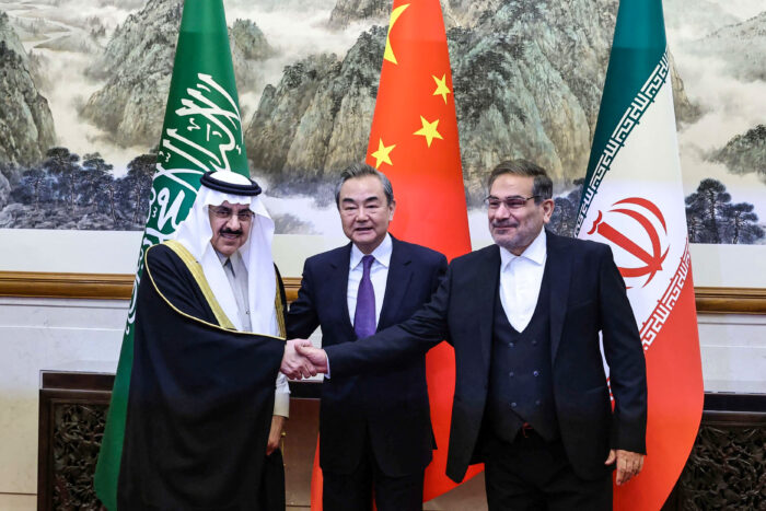 I ministri degli esteri di Arabia Saudita, Cina e Iran dopo la firma degli accordi. L'accordo Iran-Arabia Saudita a Pechino e la distensione mediorientale