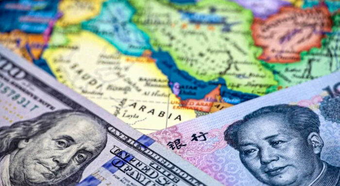 Grafica con l'Arabia Saudita stretta fra dollaro e yuan