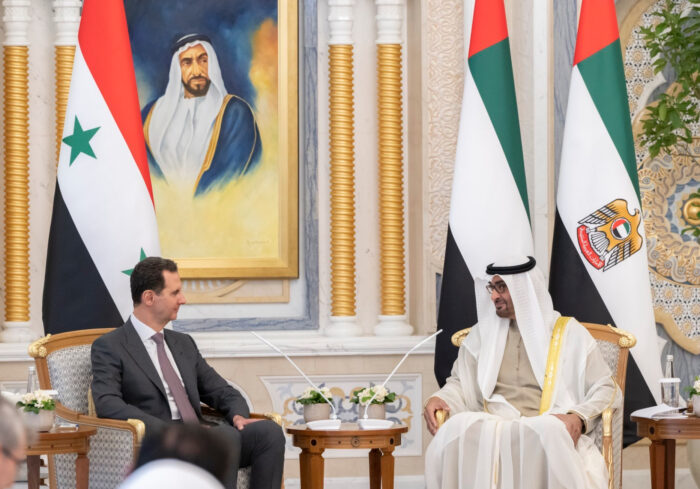 Il presidente siriano Assad durante la sue visita negli EAU. L'Arabia Saudita invita il presidente iraniano e Assad vola negli Emirati