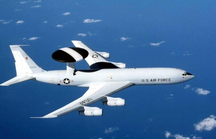 Aereo Awacs dell'USAF. I misteri del missile caduto in Polonia e la sfiducia verso Zelensky