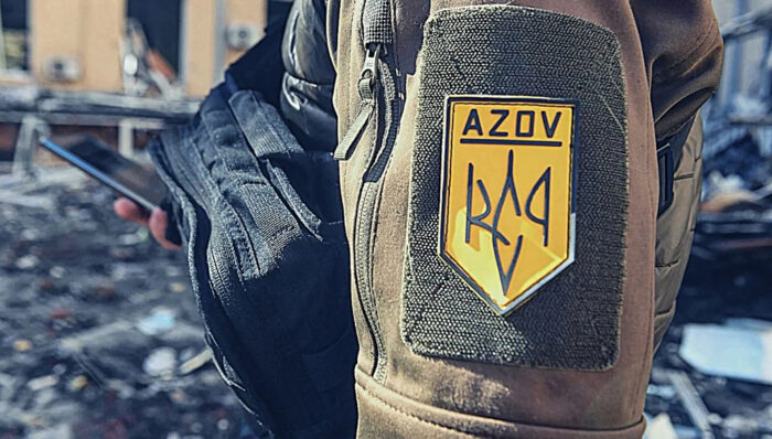 Simbolo del Battaglione Azov sulla manica di un soldato