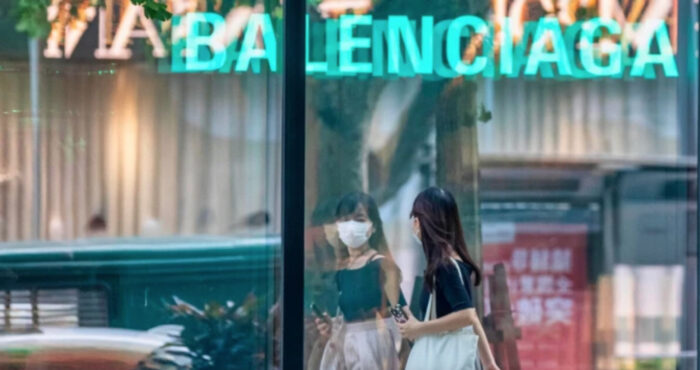 Vetrina con la scritta Balenciaga