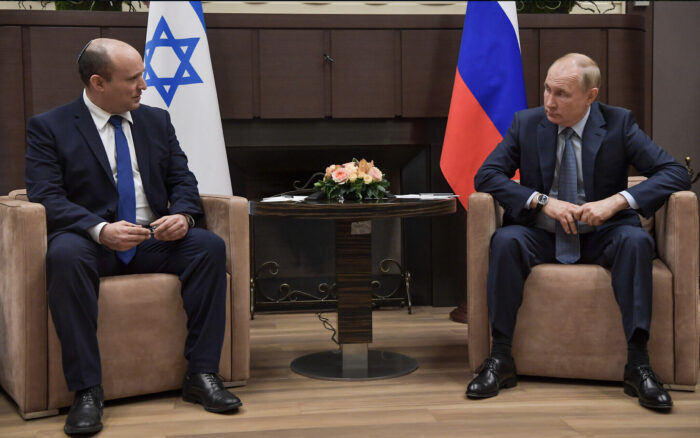 L'allora primo ministro di Israele, Naftali Bennett, con il premier russo Vladimir Putin. Bennett: quando Usa e GB hanno fatto saltare l'accordo Mosca-Kiev