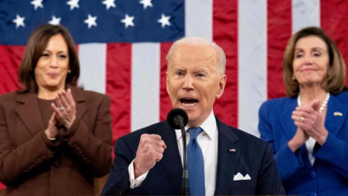 Foto d'archivio. Il presidente Biden durante un discorso. Alle sue spalle Kamala Harris e Nancy Pelosi applaudono. Washington sta facendo di tutto per convincere la Cina a invadere Taiwan