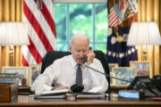 Biden al telefono nello studio ovale. NYT: aiutare l'Ucraina non vale il rischio di una guerra mondiale