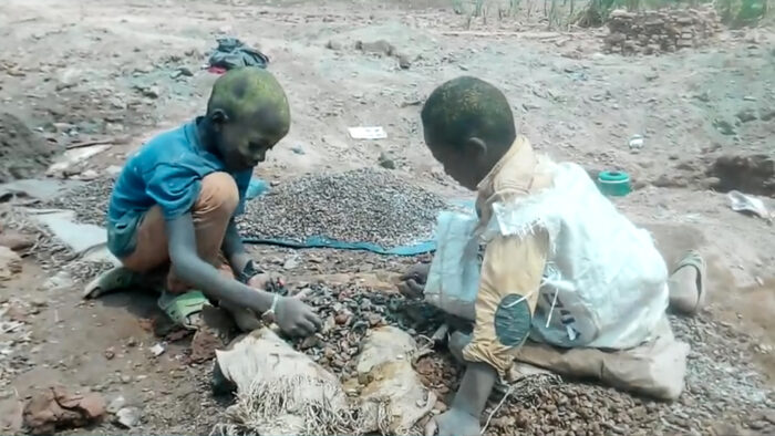 Bambini congolesi scavano coltan a mani nude. Non solo Ucraina: le macellerie che l'Occidente volutamente ignora