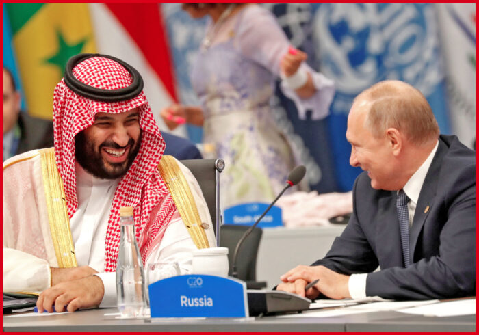 Bin Salman con Putin ad un vertice (foto d'archivio). Blinken va a Riad, ma Mohamed bin Salman chiama Putin