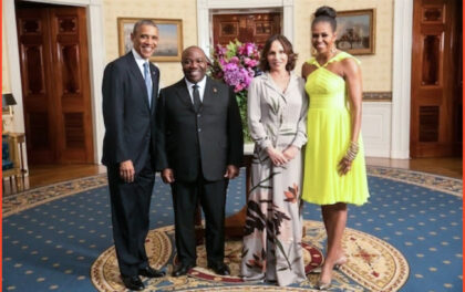 Il deposto dittatore del Gabon, Alì Bongo, insieme a Barack e Michelle Obama durante la visita negli USA nel 2014