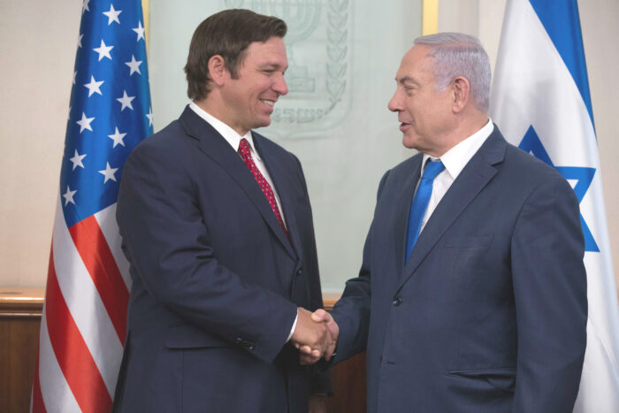 Benjamin Netanyahu and Ron DeSantis. DeSantis si rilancia, mentre Trump affronta altri guai