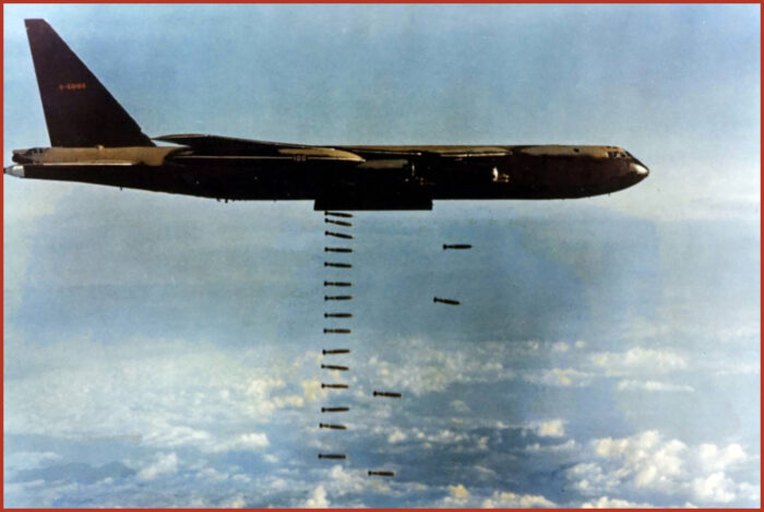 Bombardiere B52 in azione. I massacri USA nella guerra, non dichiarata, contro la Cambogia