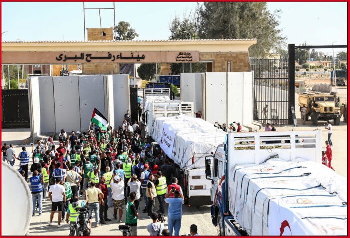 I primi camion con aiuti umanitari entrano a Gaza
