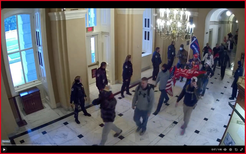 "l'assalto" a Capitol Hill. Fotogramma di uno dei tanti video rilasciati dal Congresso USA nei giorni scorsi