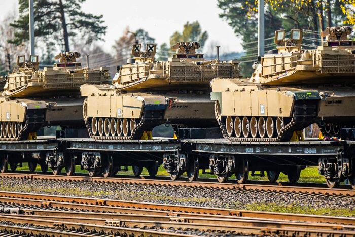 Treno che trasporta carri Abrams. Washington Times: è ora che Biden definisca meglio il sostegno a Kiev