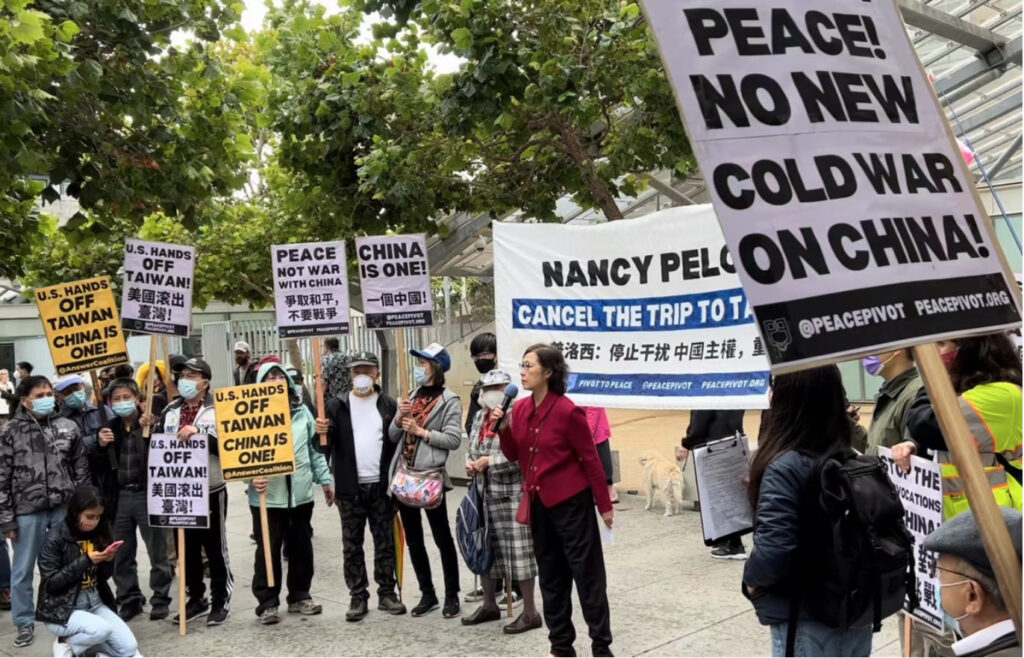 Manifestazione della comunità cinese a San Francisco contro la visita di Nancy Pelosi a Taiwan