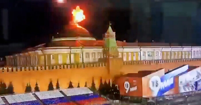 Fotogramma dell'esplosione sul tetto del Cremlino. I droni sul Cremlino. Prove di terza guerra mondiale