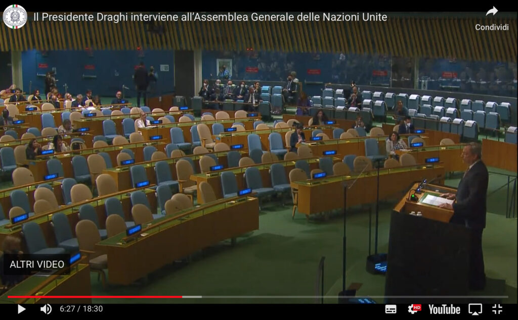 Draghi parla all'assemblea generale dell'ONU in un aula semideserta