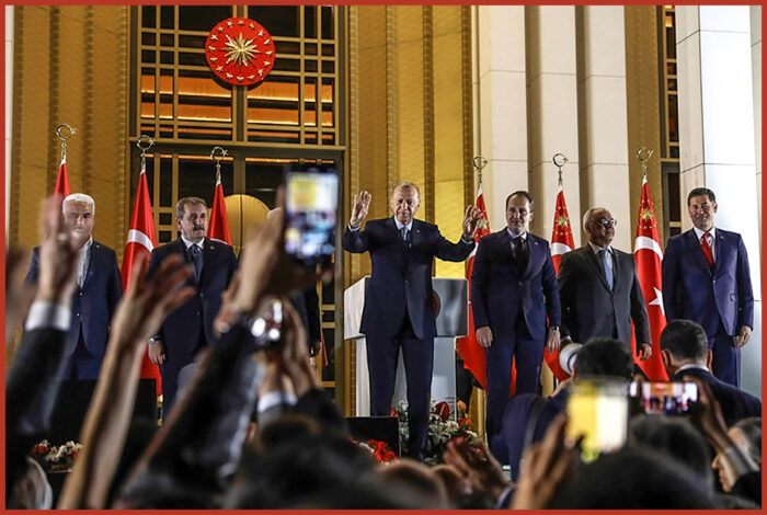 Erdogan e i suoi alleati salutano la folla dopo la vittoria elettorale. Vince Erdogan, perdono i neocon