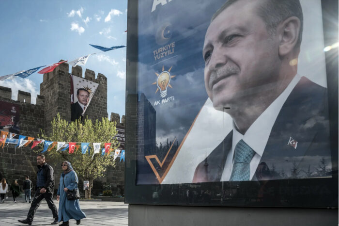 Manifesti elettorali in Turchia. Elezioni. La Turchia al bivio... anche no