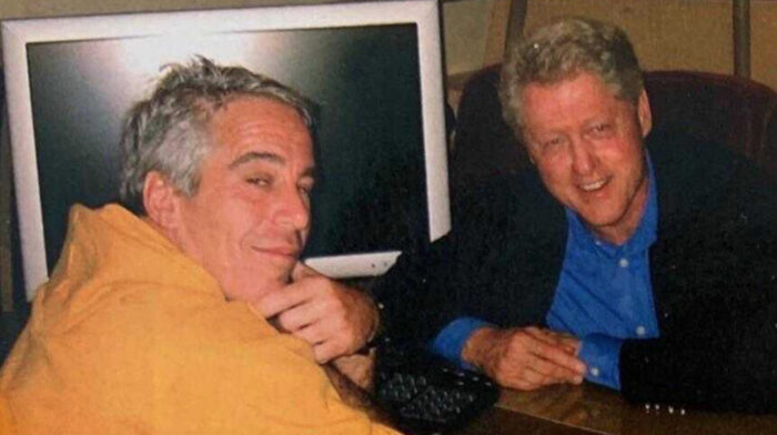Epstein con Bill Clinton. Il raid dell'Fbi contro Trump incendia l'America