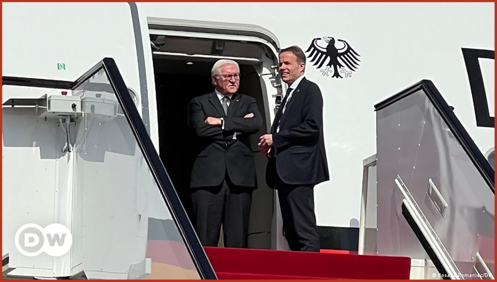 Frank Walter Steinmeier, presidente della Germania, attende sull'aereo che lo ha portato in Qatar