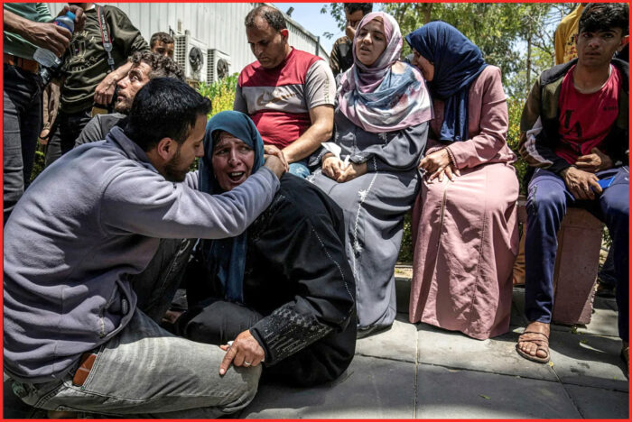 palestinesi piangono per Mohammed Abu Taima, ucciso mercoledì in un attacco aereo israeliano a Khan Younis, nella Striscia di Gaza. [Haaretz]. Le bombe su Gaza: il durissimo editoriale di Haaretz