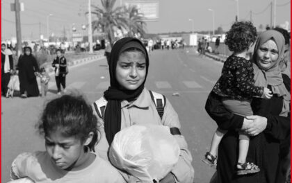 palestinesi in fuga da Gaza City su una strada verso sud. un popolo che ha conosciuto la tragedia dell'Olocausto non può e non deve commettere crimini contro l'umanità