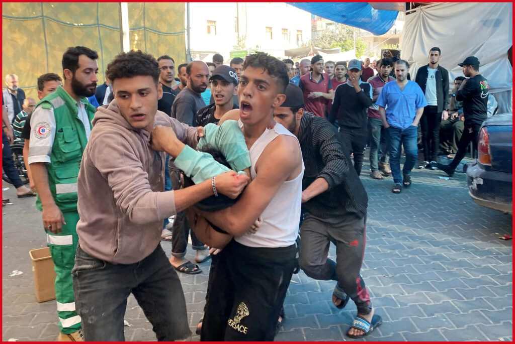Giovani palestinesi trasportano una persona ferita all'ospedale Al Shifa