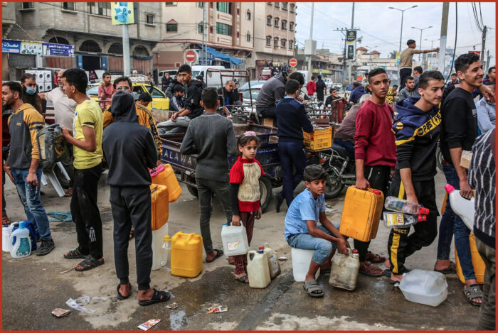 In fila per l'acqua a Gaza durante la tregua per i negoziati