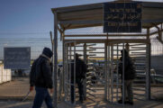 Lavoratori palestinesi entrano in Israele dopo aver attraversato da Gaza sul lato israeliano del passaggio di Erez tra Israele e la Striscia di Gaza, a marzo.Credit: Oded Balilty/AP