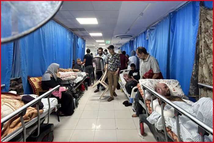 Pazienti e sfollati affollano un corridoio dell'Al Shifa, l'unico degli ospedali di Gaza ancora aperto