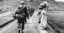 Soldati USA in Corea, accanto donne in fuga dalla guerra