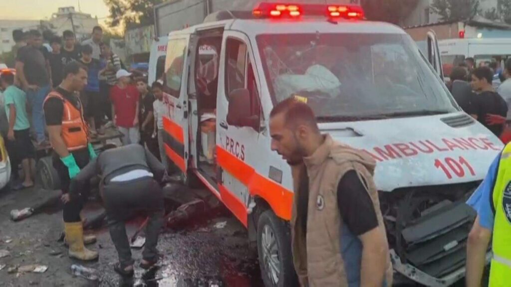 Una delle ambulanze di Gaza colpite ieri dal fuoco dell'IDF