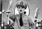 Charlie Chaplin in una scena del film "Il grande dittatore" del 1940