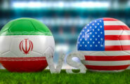 Due palloni da calcio con i colori delle bandiere di Iran e USA