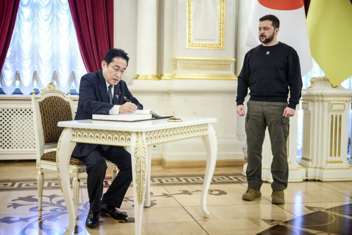 Khishida e Zelensky. Kishida a Kiev, i proiettili all'uranio impoverito: si gioca con la guerra globale