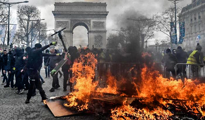 La violenza dei gilet gialli e i sospetti incrociati