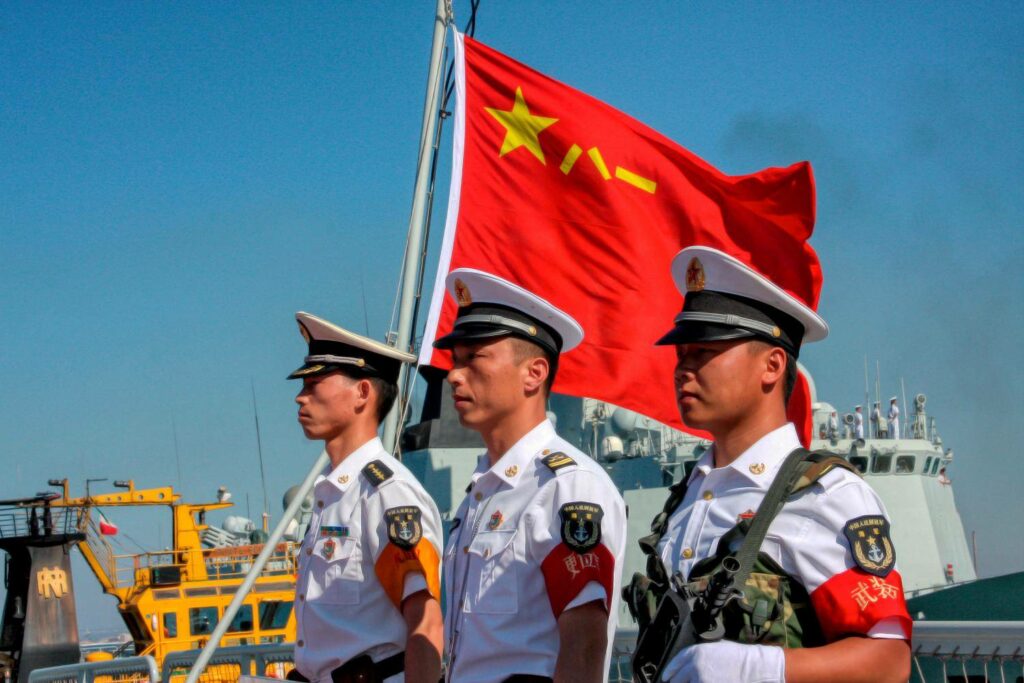 Marinai Cinesi con la bandiera