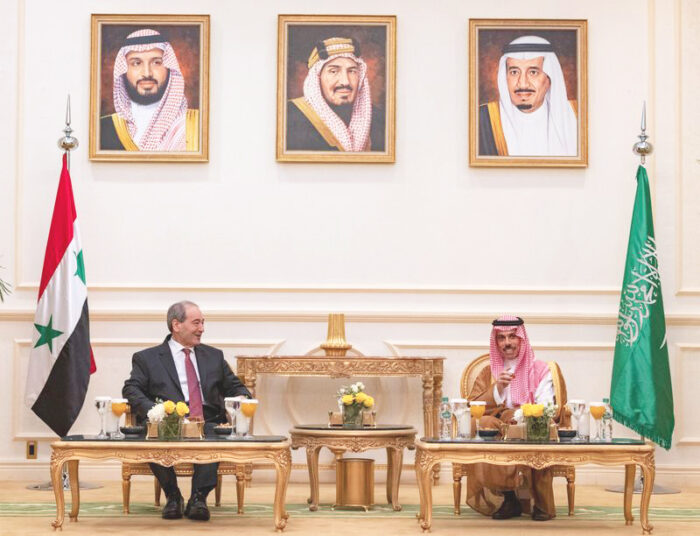 Faisal Mekdad, ministro degli esteri siriano, con Faisal bin Farhan bin Abdullah, suo omologo dell'Arabia Saudita. Yemen: la pace che gli Stati Uniti non vogliono