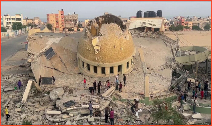 Effetti dei bombardamenti di Israele a Gaza. I resti della moschea