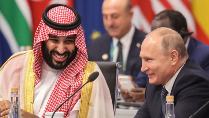 Bin Salman con Putin ad un precedente vertice. Il principe saudita Mohamed bin Salman telefona a Putin