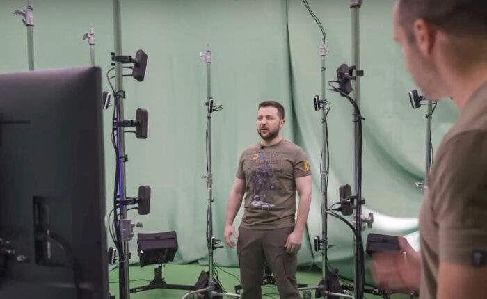 Zelensky in uno studio per riprese . Ucraina: nei circoli atlantici si ricomincia a parlare di negoziato