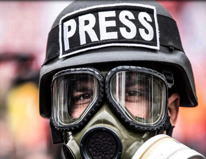 Corrispondente di guerra . Zelensky firma un decreto che abolisce la libertà di stampa