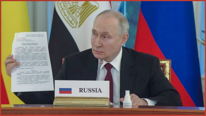 Putin esibisce l'accordo siglato con l'Ucraina nell'aprile dello scorso anno