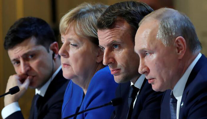 Vladimir Putin; Emmanuel Macron, Angela Merkel e Volodymyr Zelensky. Ucraina: dal sabotaggio degli accordi di Minsk alla guerra